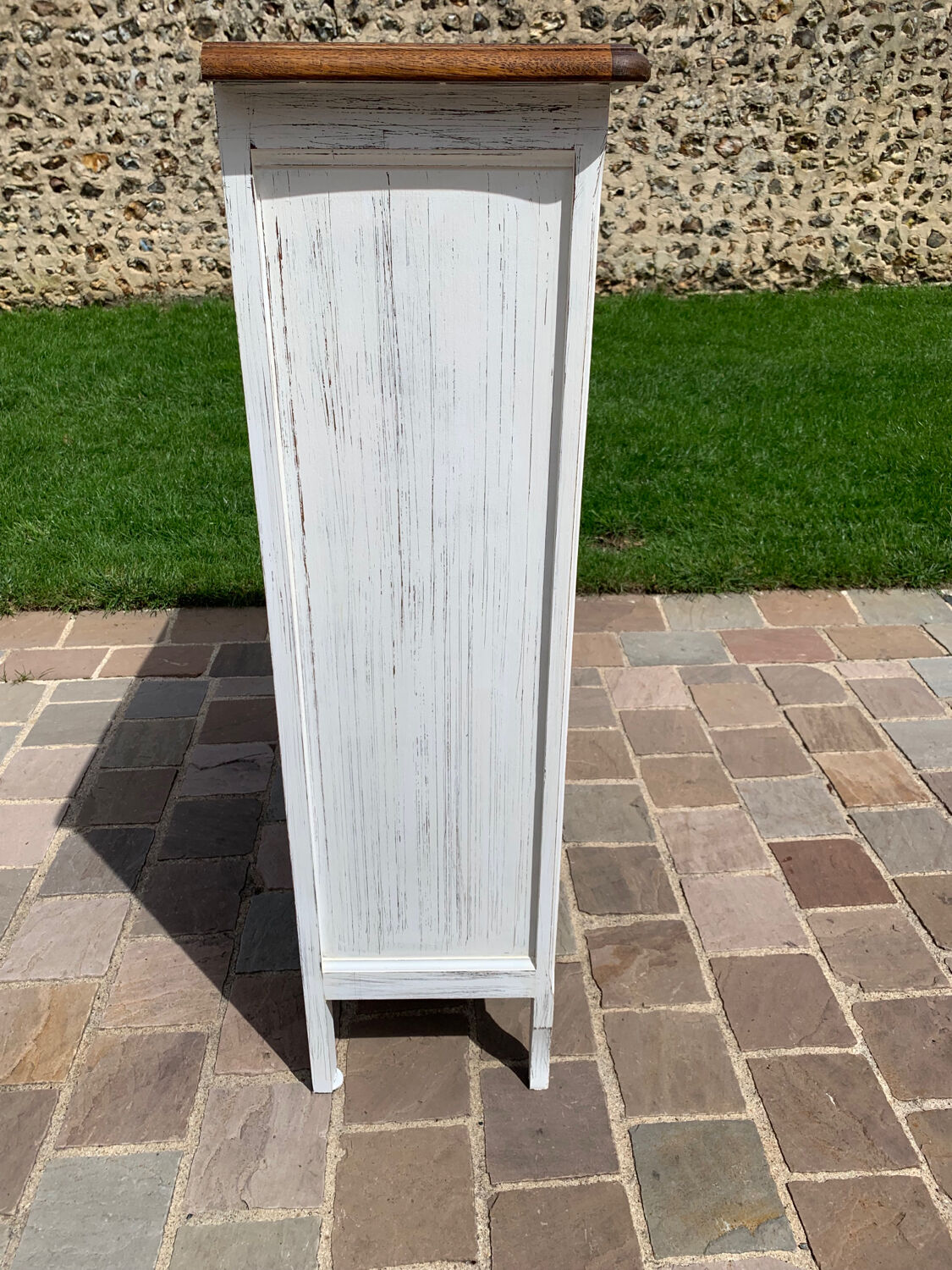 Patinated white bibus