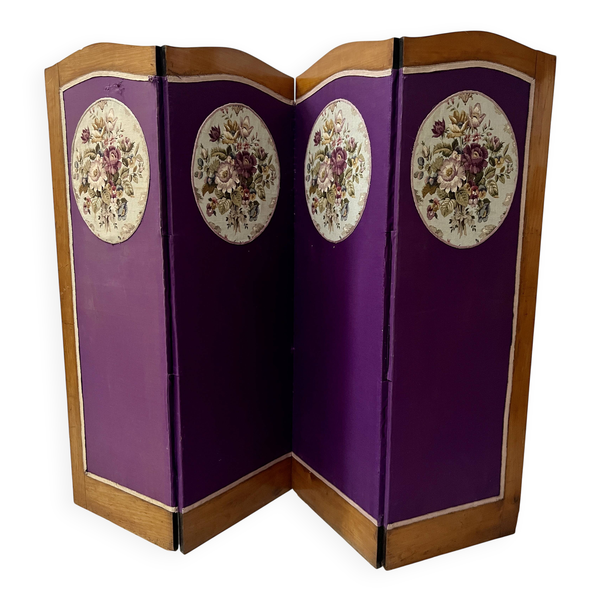 Four-panel screen decorated with an oval tapestry from the 20th century.