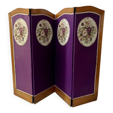 Four-panel screen decorated with an oval tapestry from the 20th century.