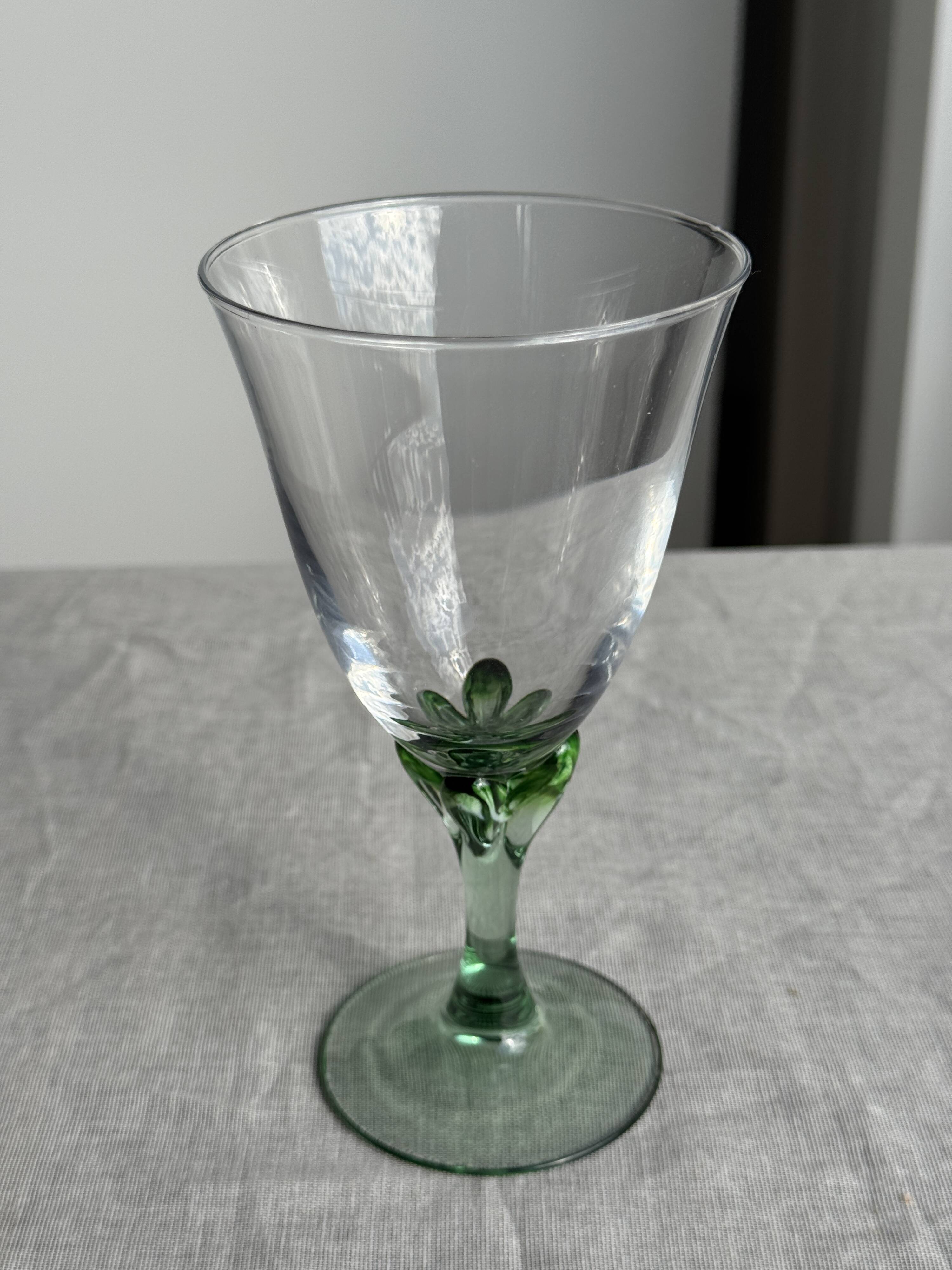 Set of 4 vintage green stemmed glasses H16
