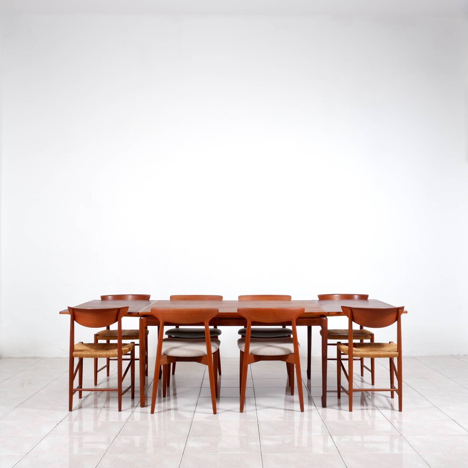 Grande table à manger extensible en palissandre brésilien par H. Sigh & Son