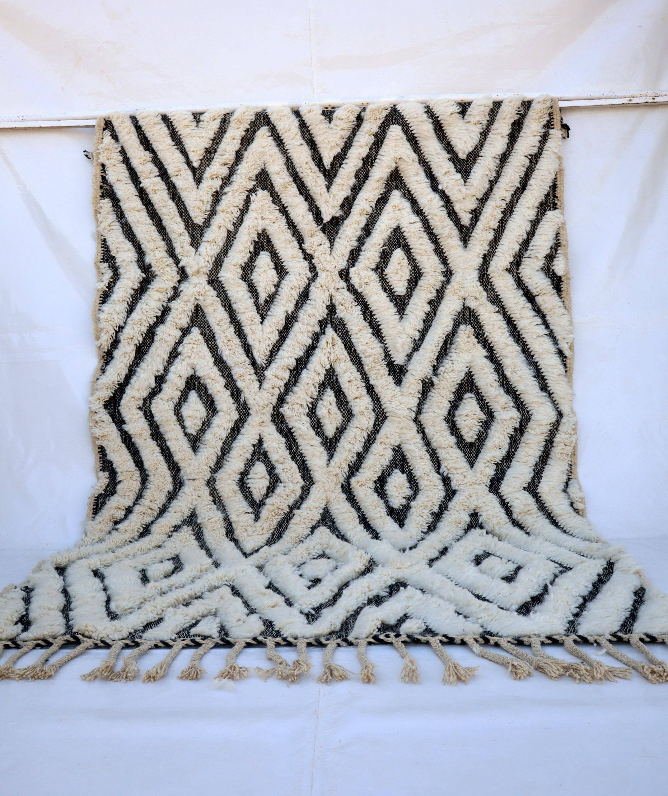 Tapis berbère en laine écrue à motifs noirs