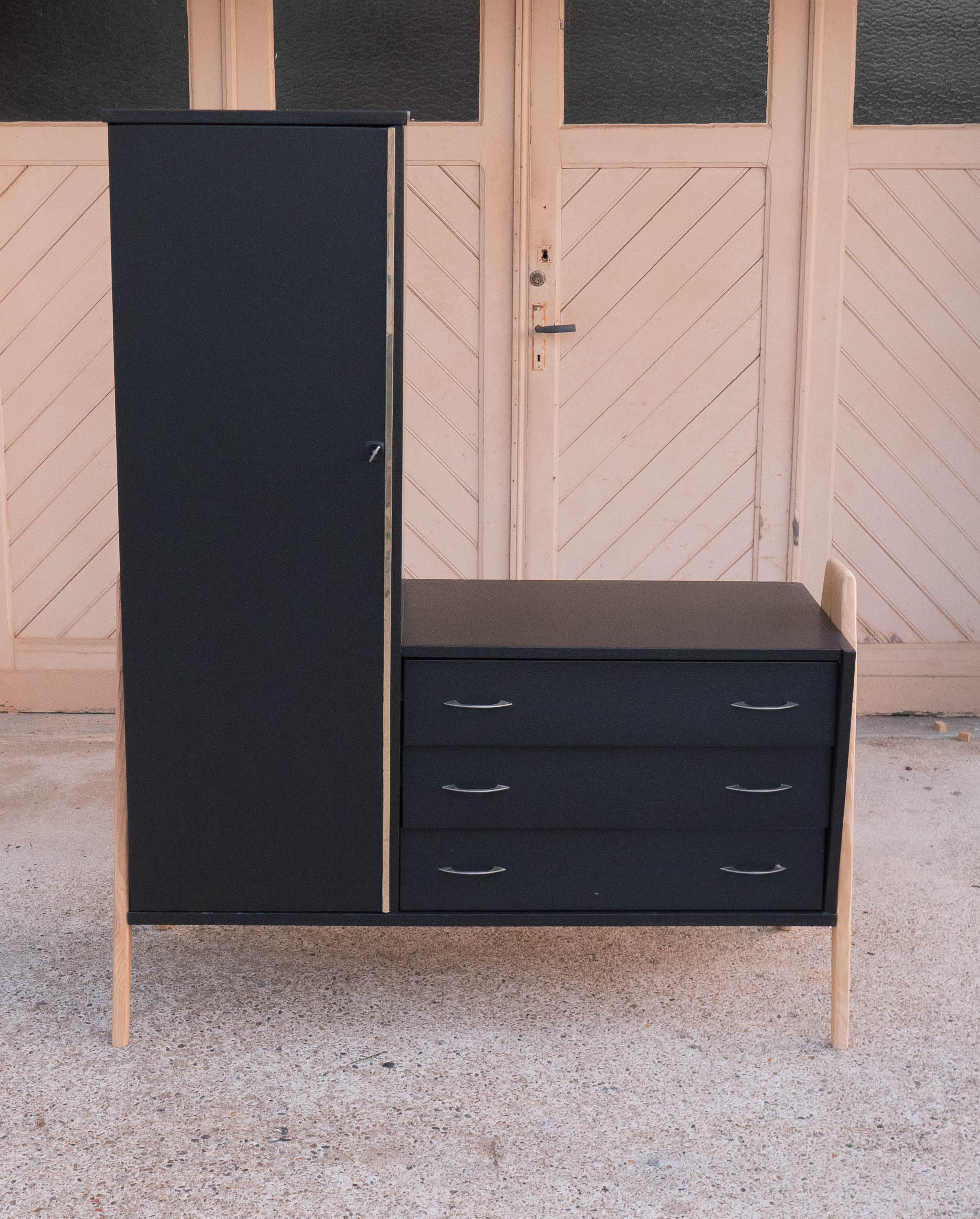 Asymmetrical cabinet