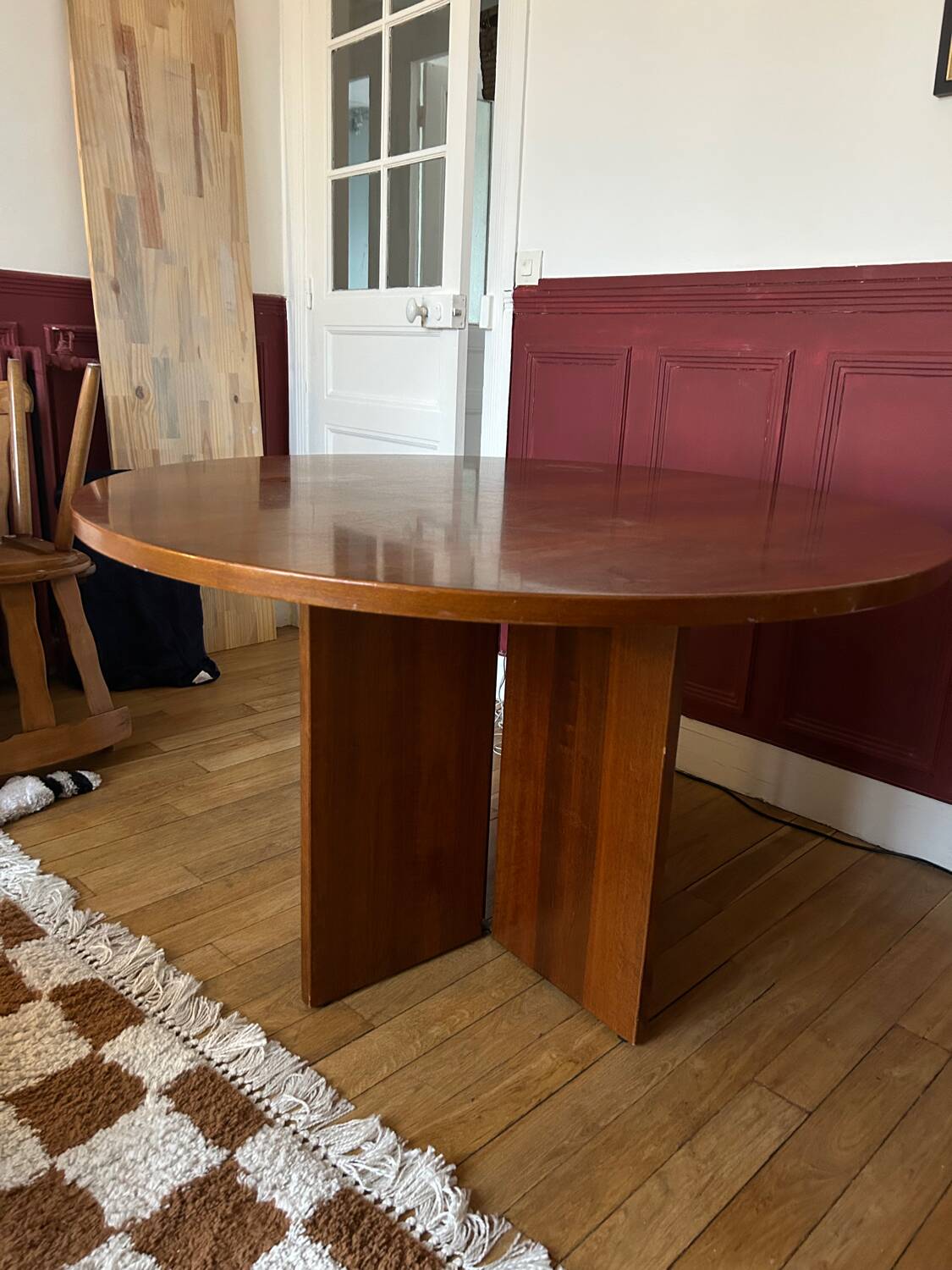 Table ronde en bois verni