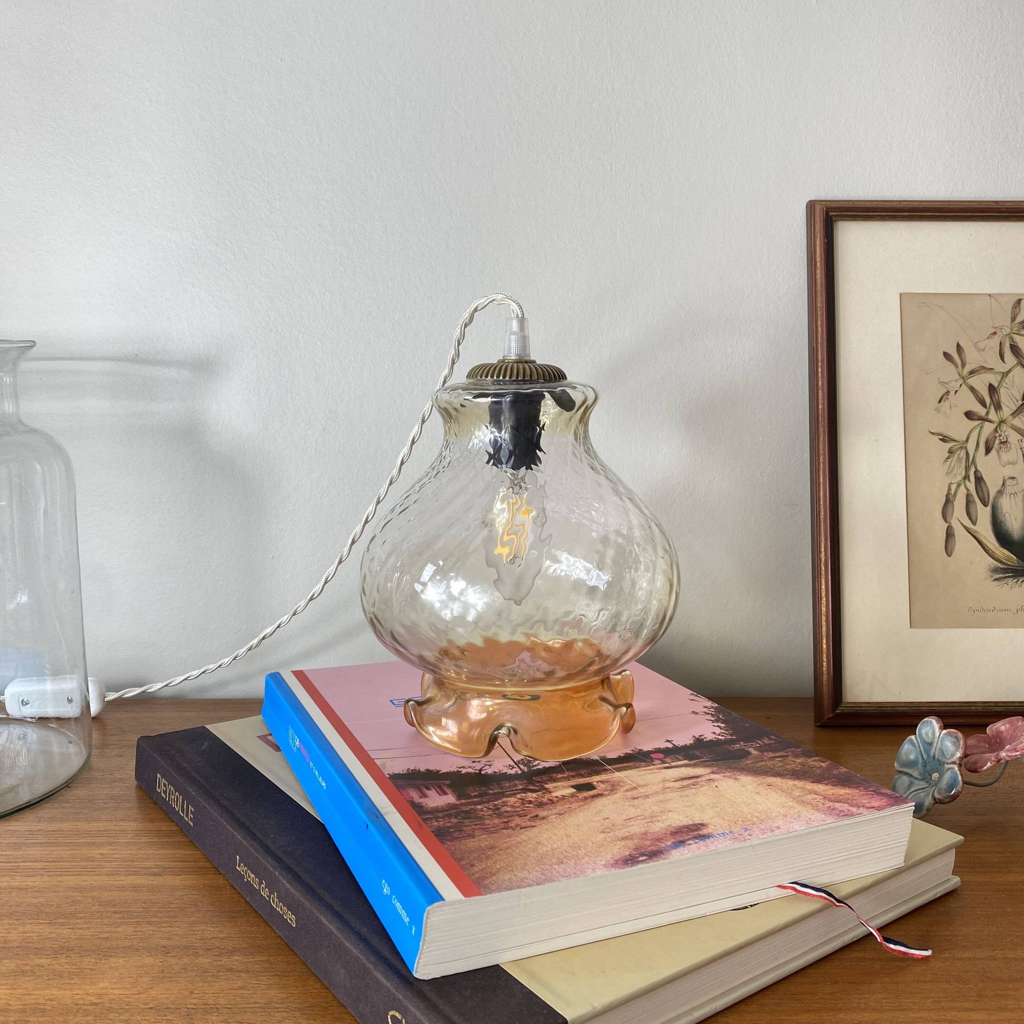 Vintage tulip-shaped portable lamp in transparent glass and gold.