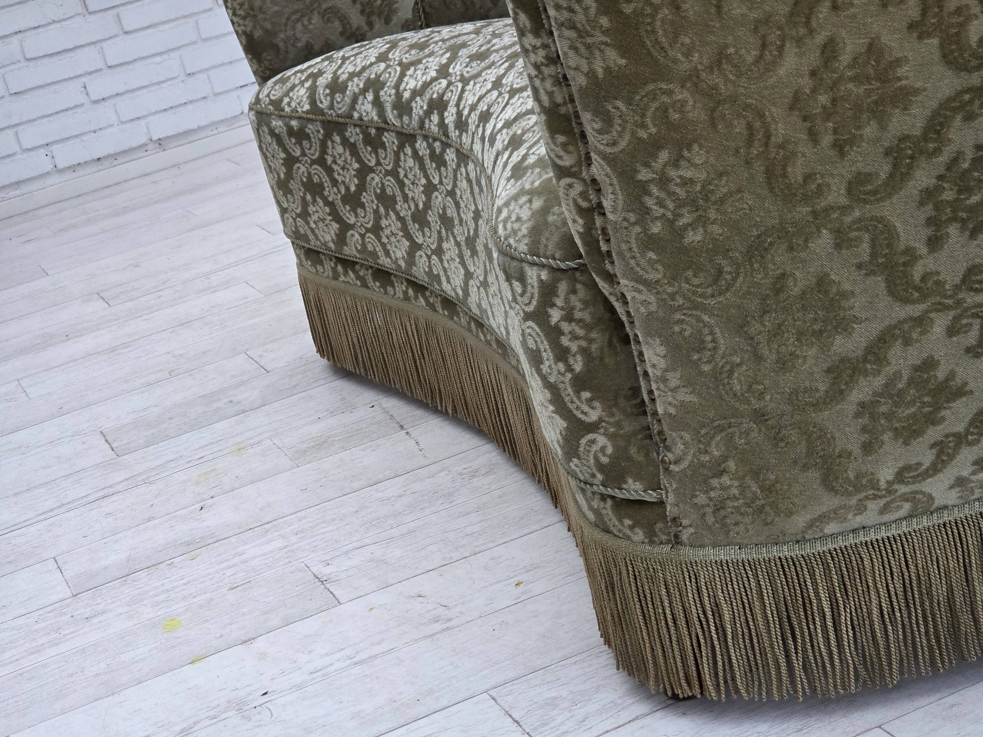 Canapé incurvé 2 places danois des années 1960, revêtement en velours vert clair.