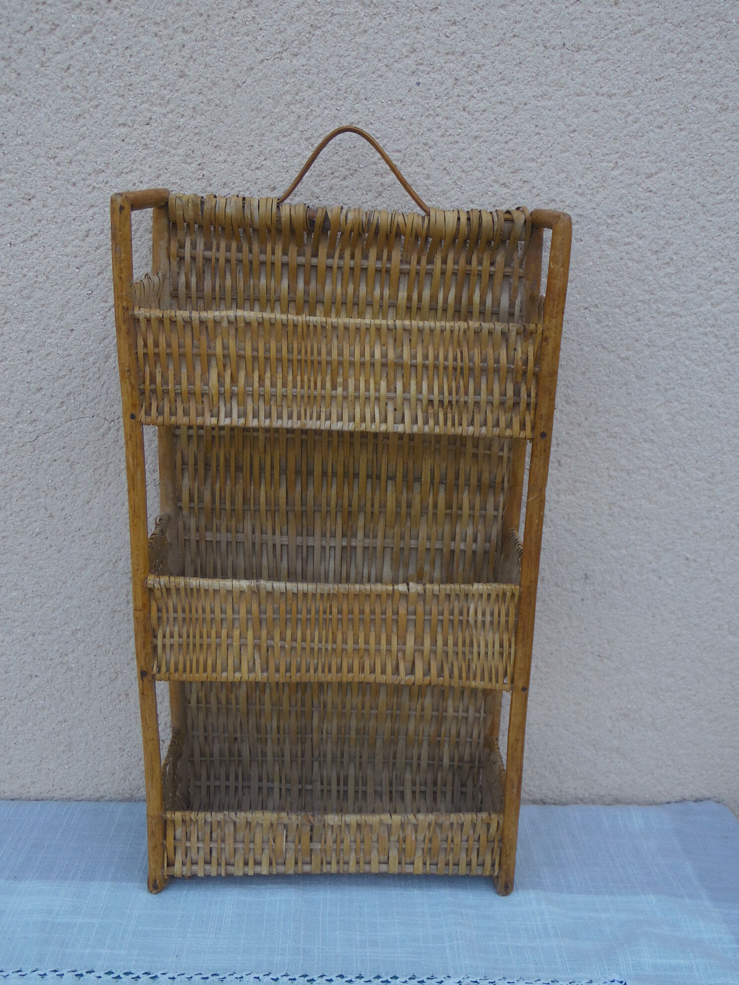 Wicker shelf with 3 compartments