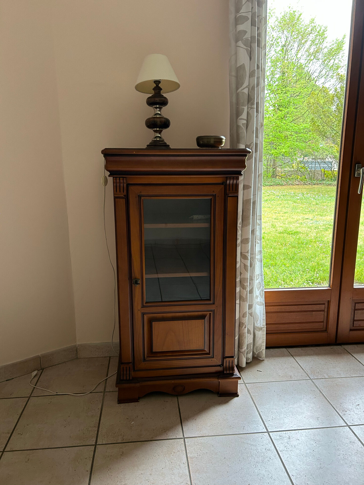Petit meuble d’appoint vitré en merisier