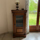 Petit meuble d’appoint vitré en merisier