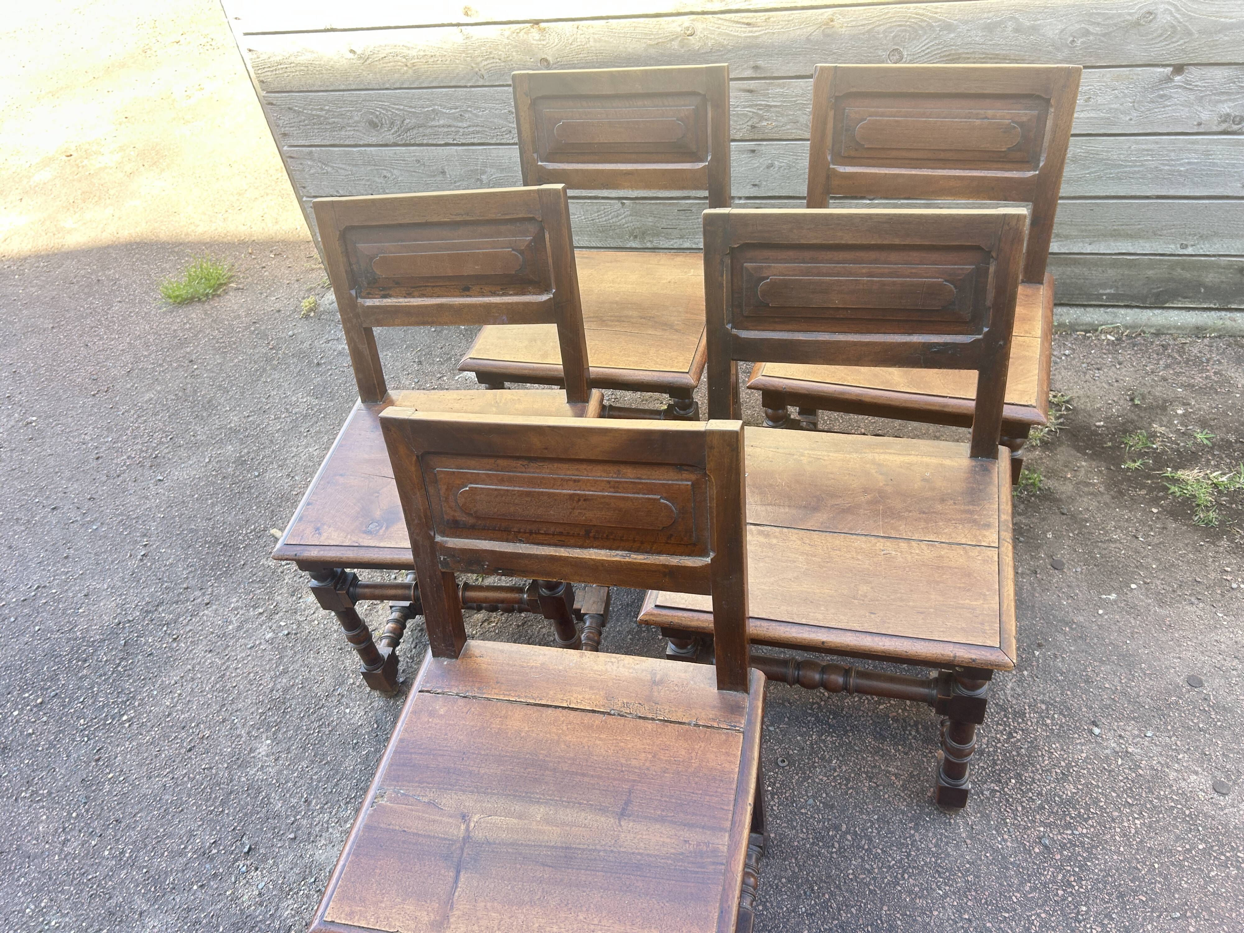 Lot de 5 Chaises en bois de style Louis XIII