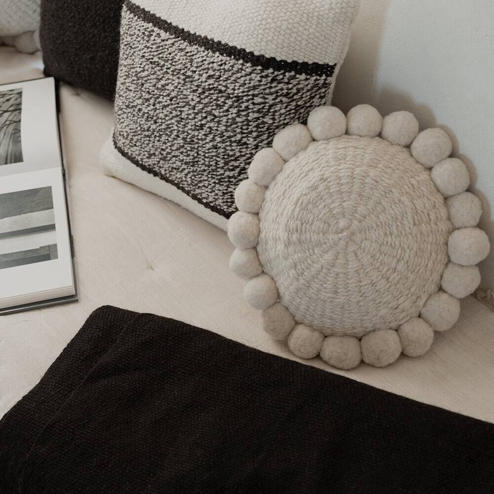 Mini coussin rond à pompons blanc en laine