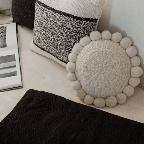 Mini coussin rond à pompons blanc en laine