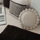 Mini coussin rond à pompons blanc en laine