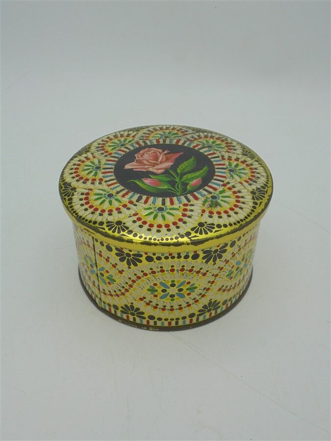 Boîte en métal repoussé