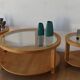 3 tables rondes avec plateaux en verre