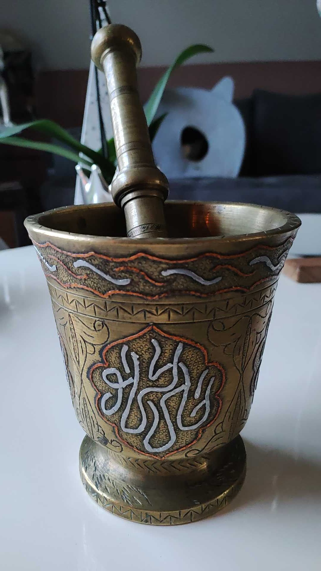 Mortier pilon d apothicaire islamique-arabe en bronze massif à patine doré