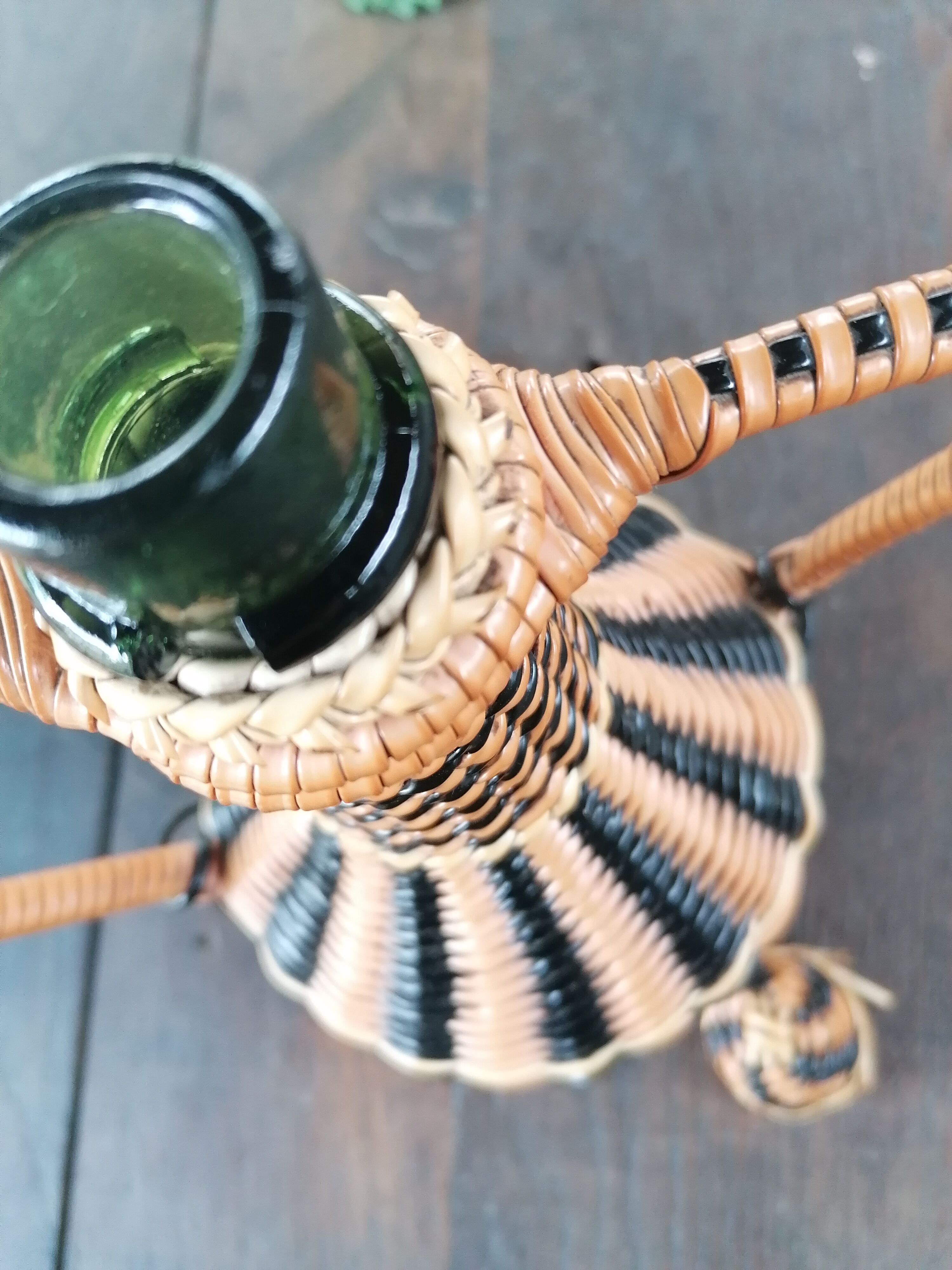 Black and orange scoubidou bottle