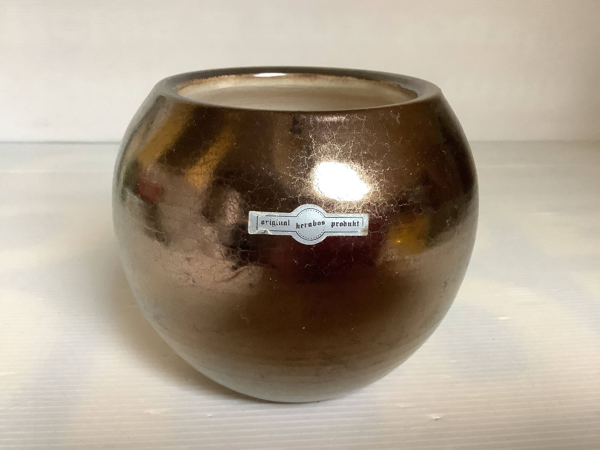 Small round vase, cracked golden ceramic.