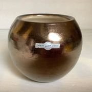 Small round vase, cracked golden ceramic.