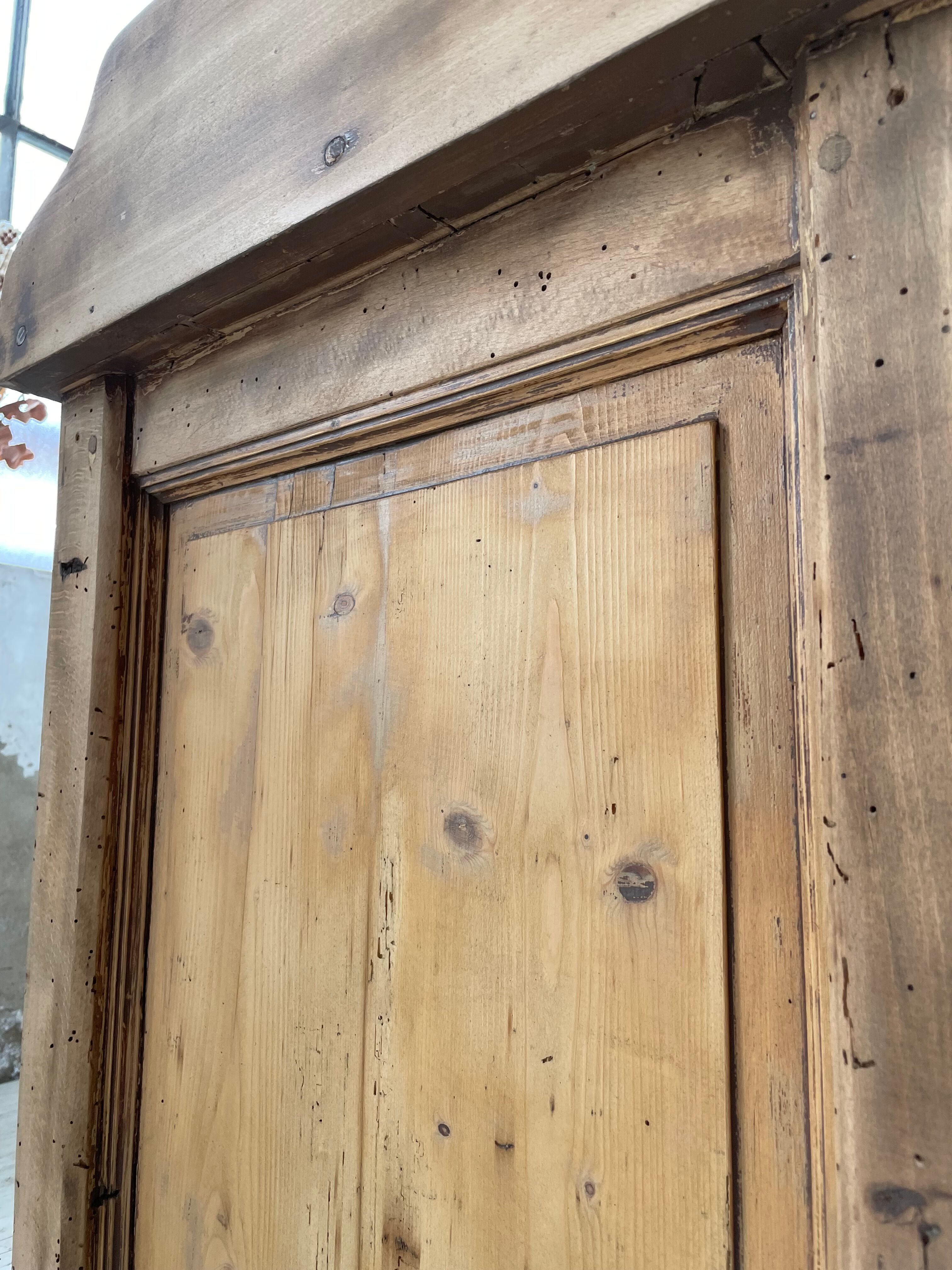 Trading counter central island pine