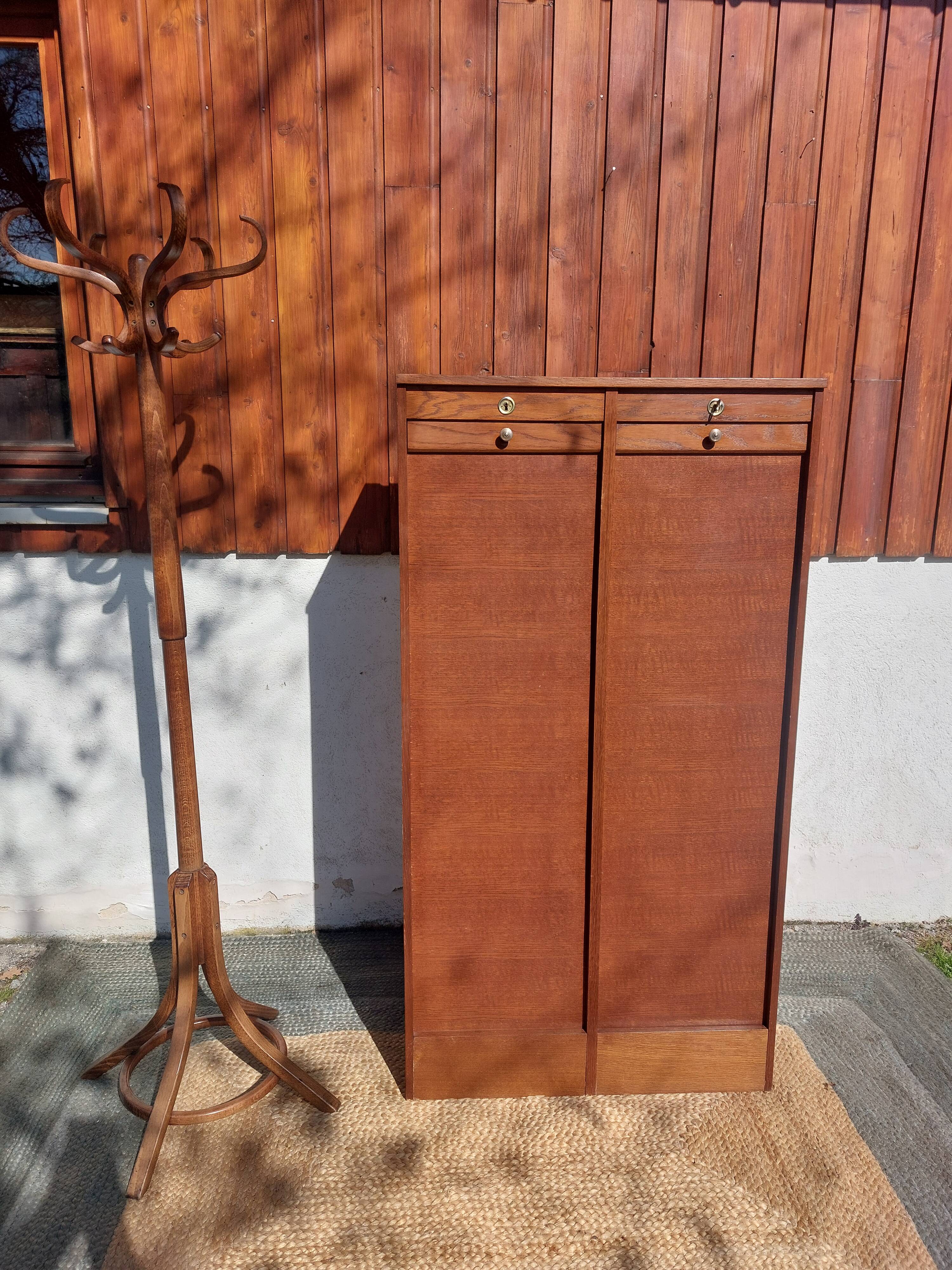 Double curtain filing cabinet