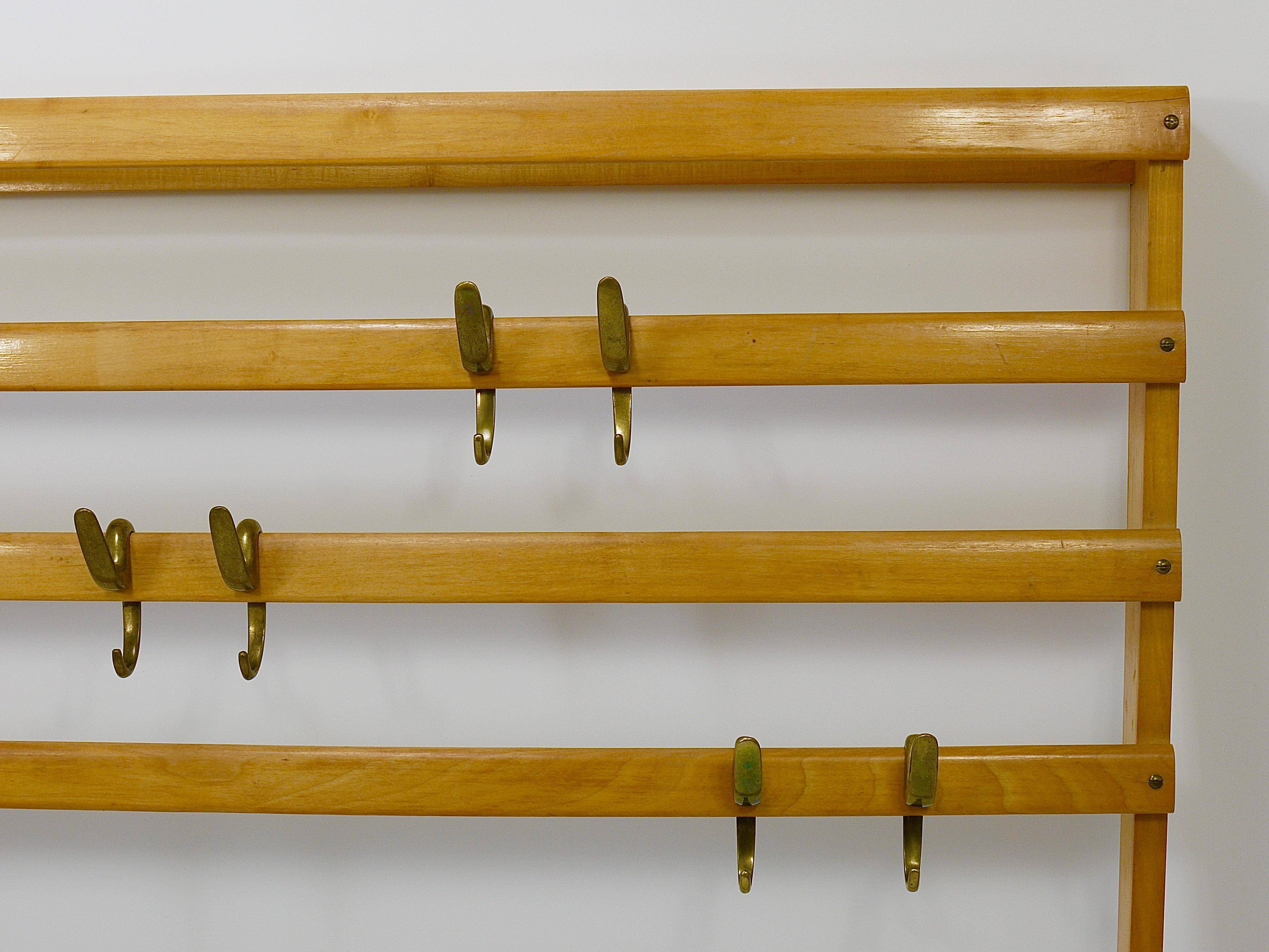Grand coat rack Auböck Carl Mid-Century in beech with 8 brass hooks, 1950s.