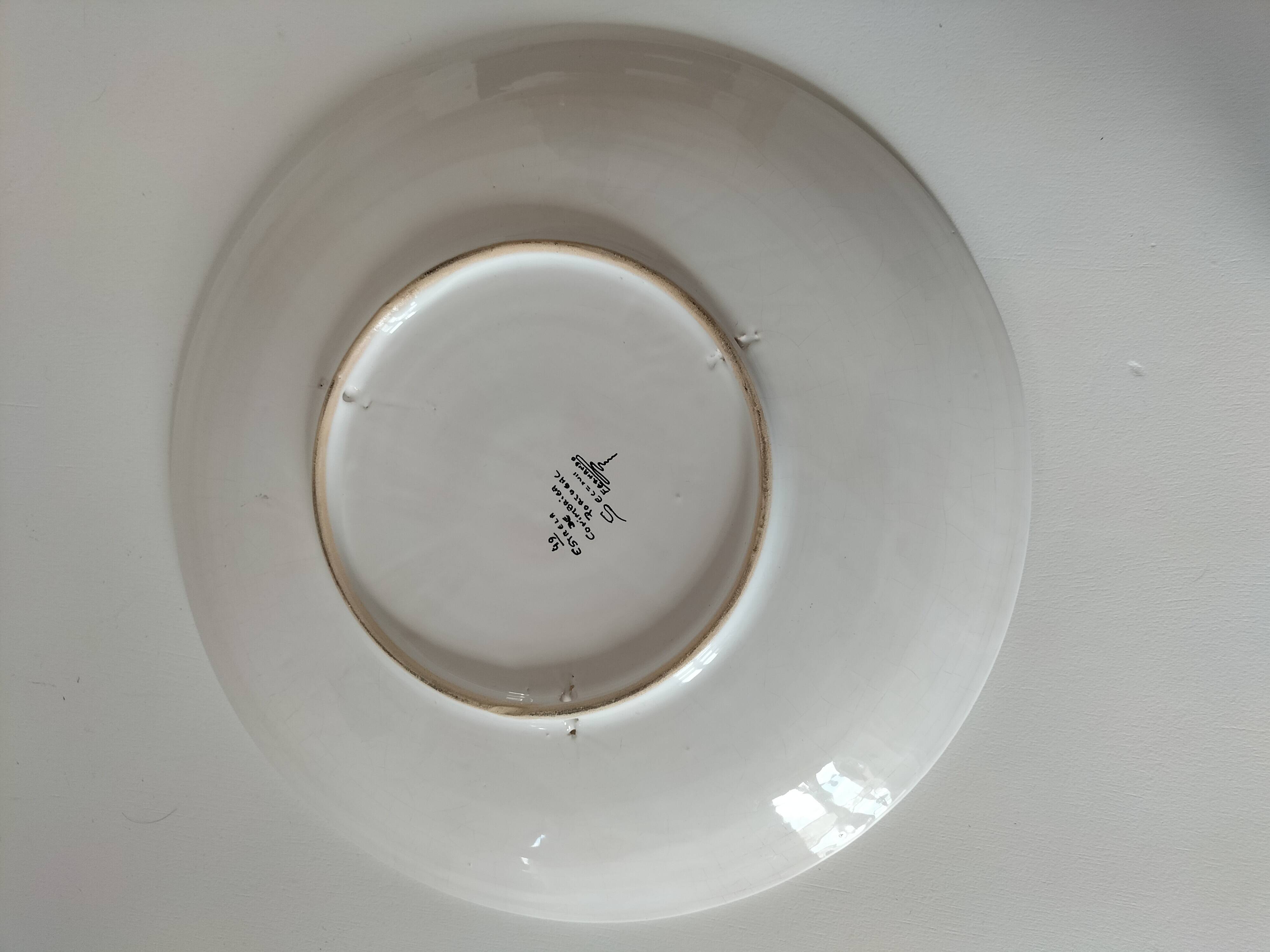 Portuguese plate signed Estrela de Conimbriga, 17th century Colours decor