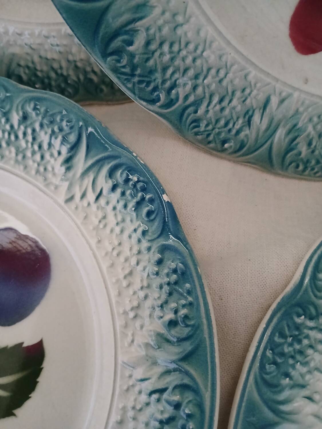 8 assiettes à dessert anciennes en barbotine