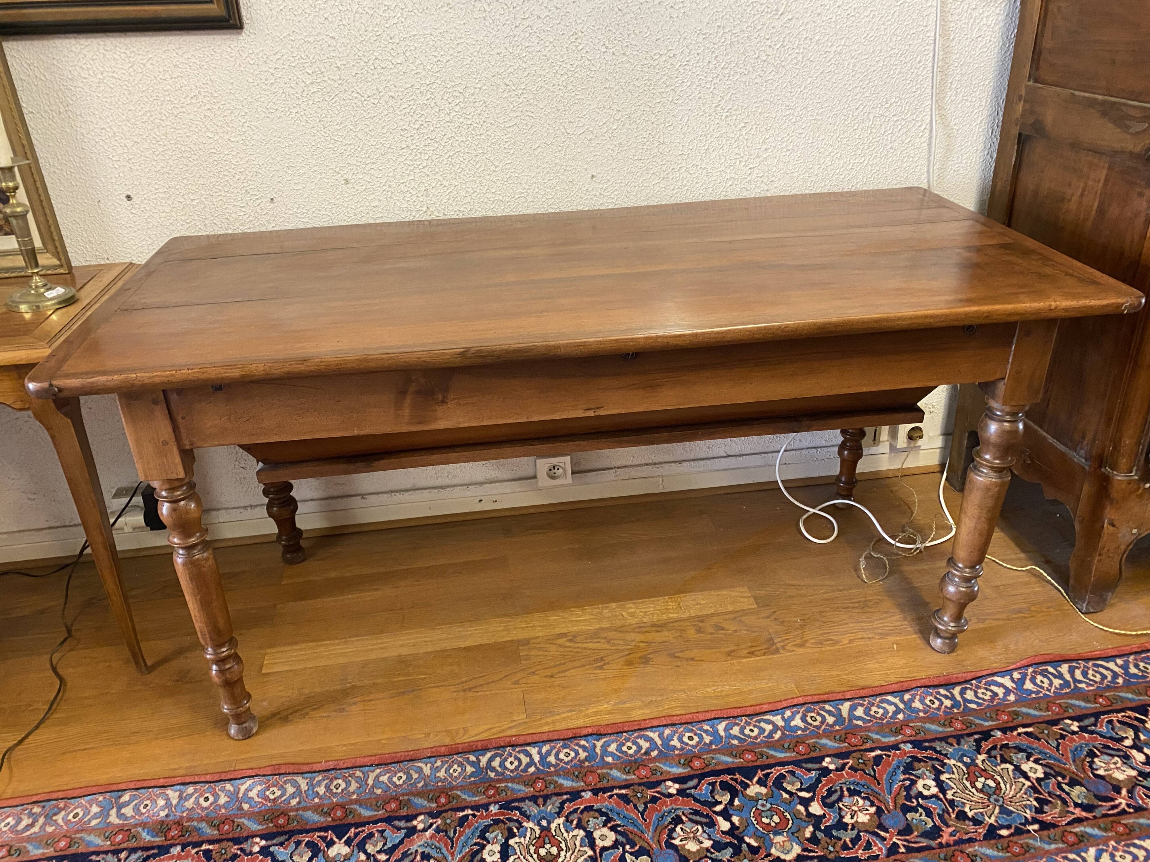 table pétrin en noyer, parfait état.