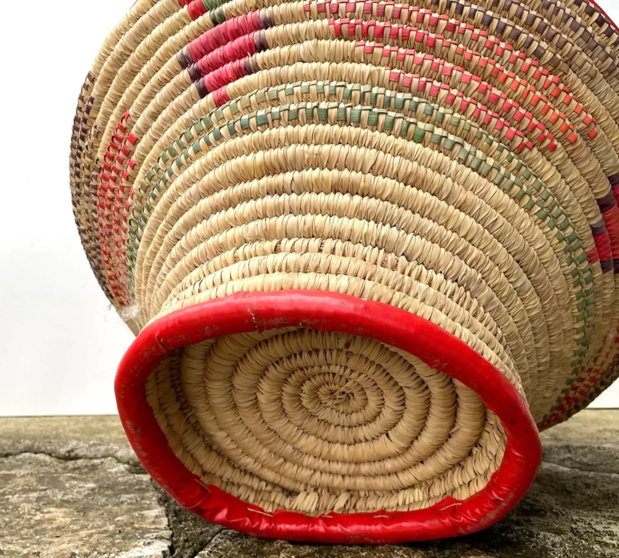 Large covered Moroccan basket made of woven wicker, 70s folk style.