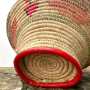 Large covered Moroccan basket made of woven wicker, 70s folk style.