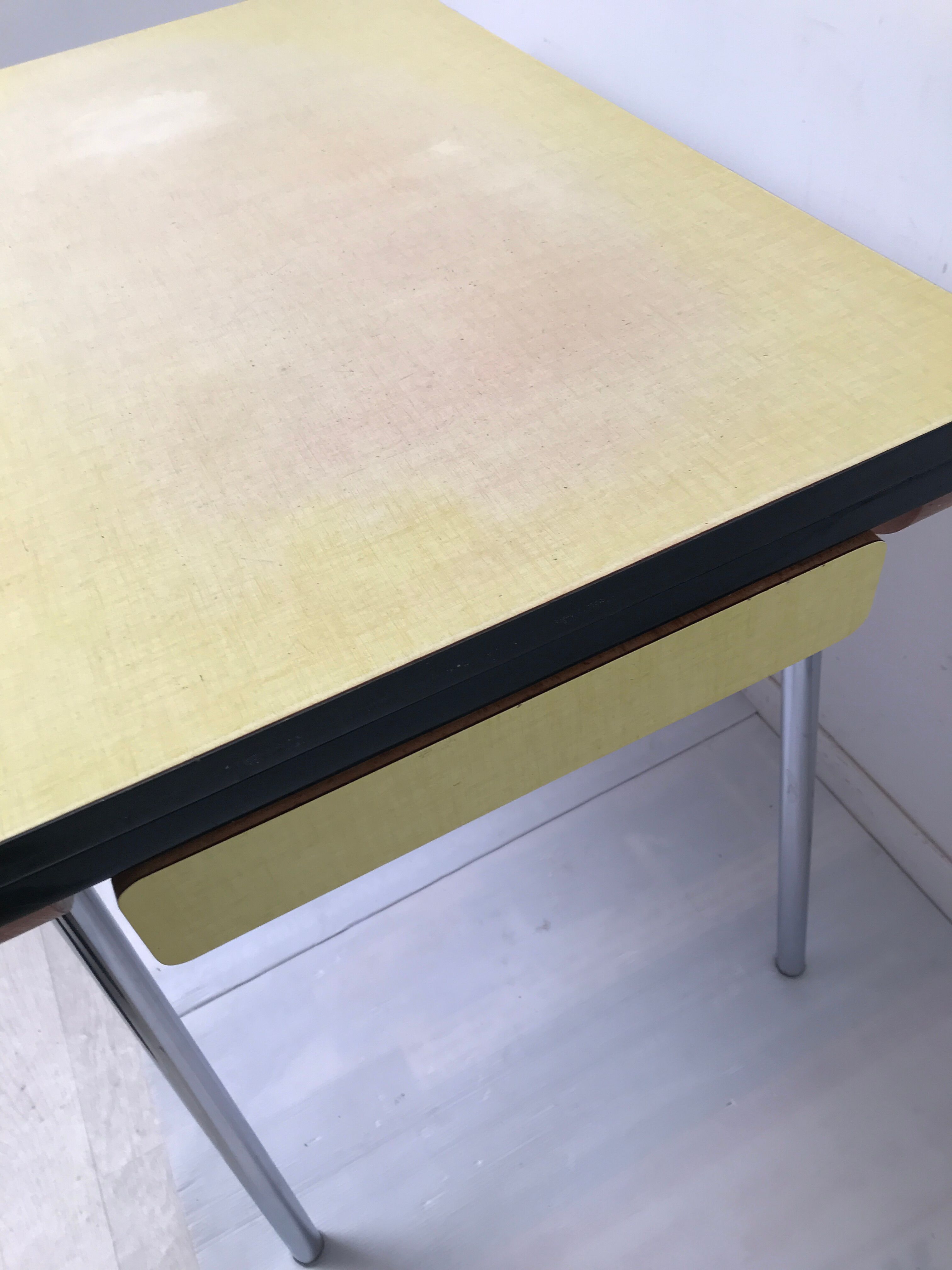 Table en formica jaune moutarde  des années 50- 60