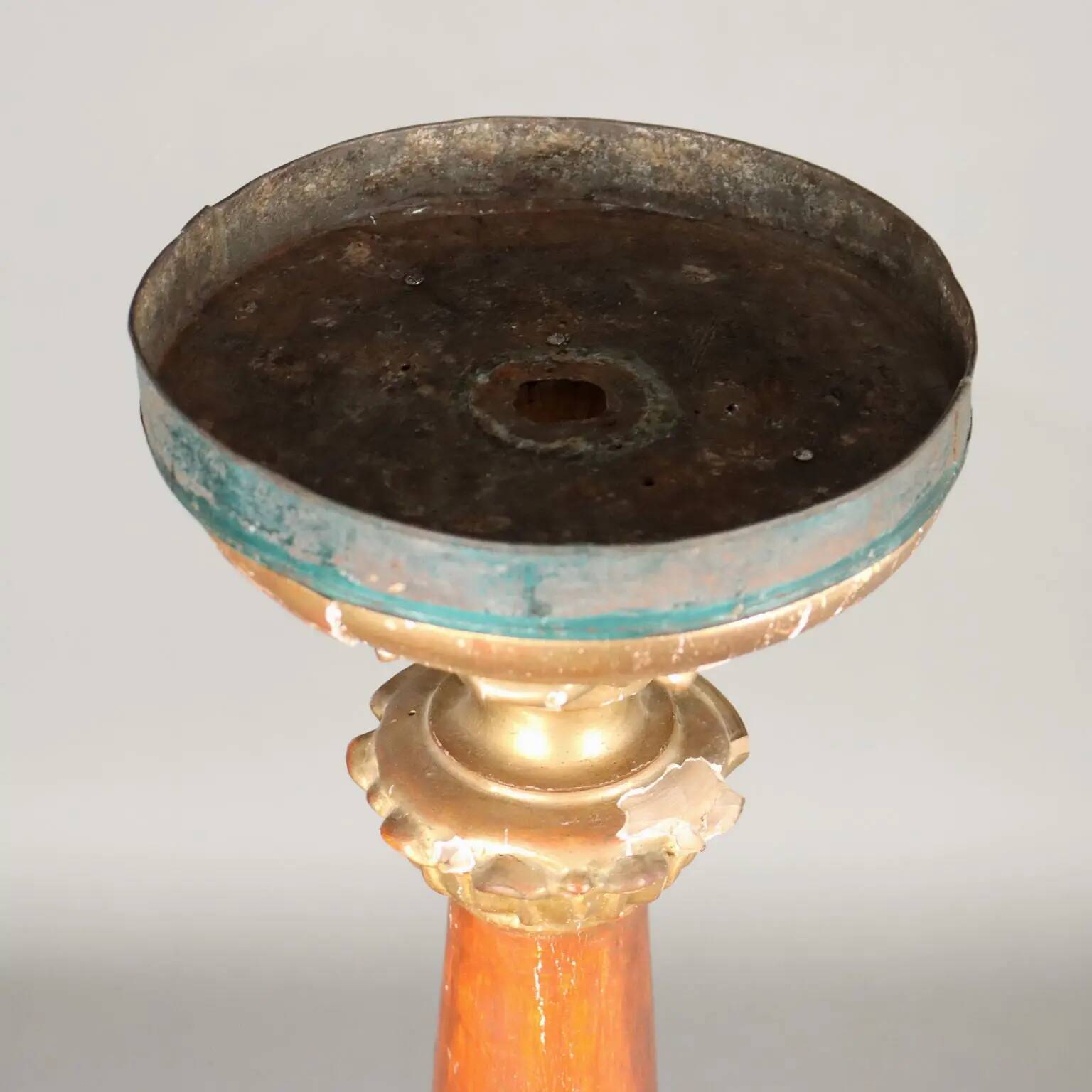Bougeoir éclectique ancien en bois sculpté et doré, XIXe siècle