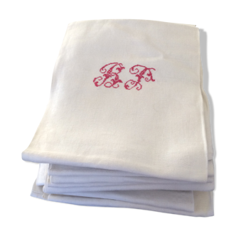 Lot de 14 serviettes blanches et anciennes avec initiales rouges