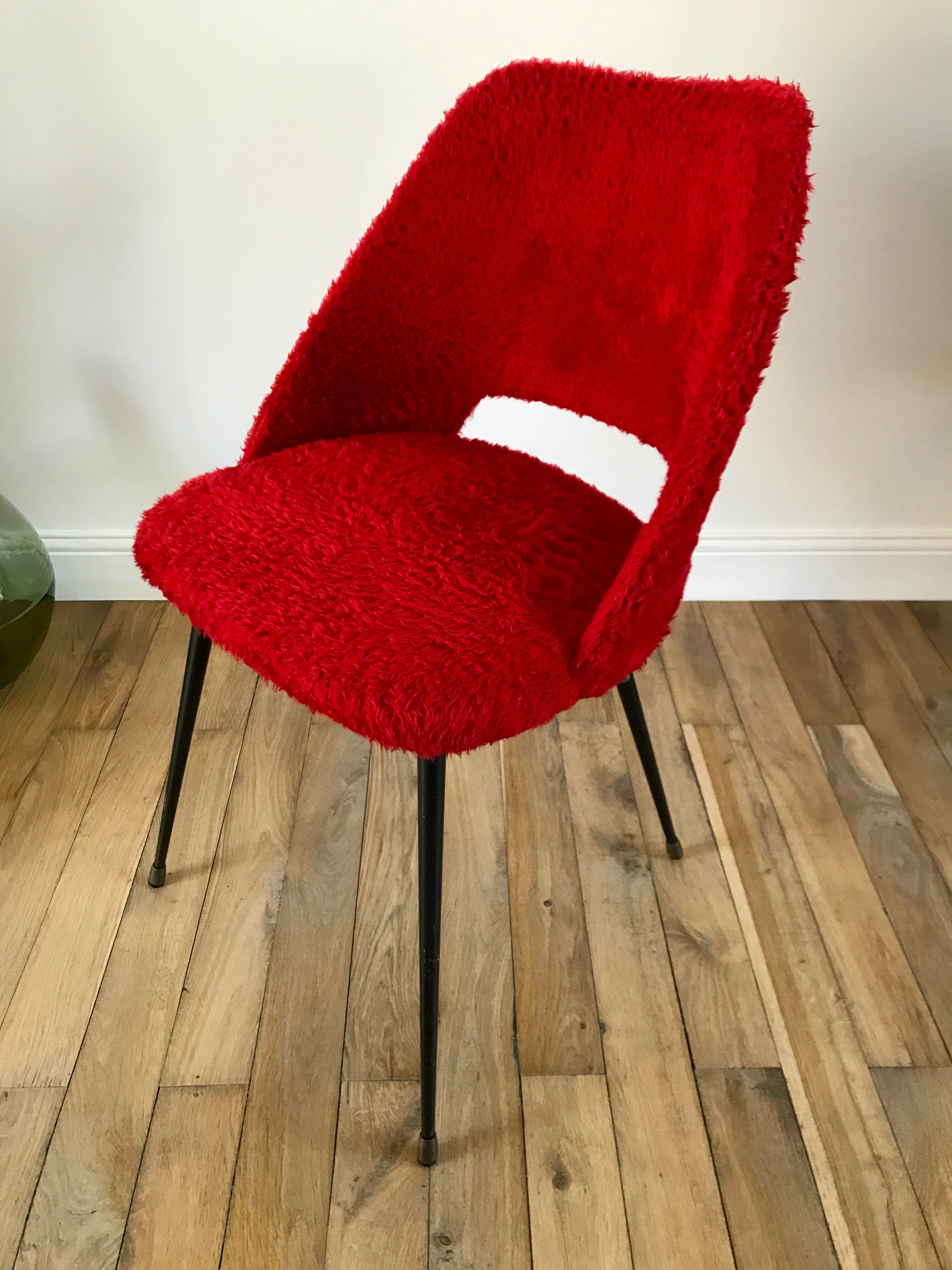 Chaise moumoute rouge pieds compas vintage années 50-60