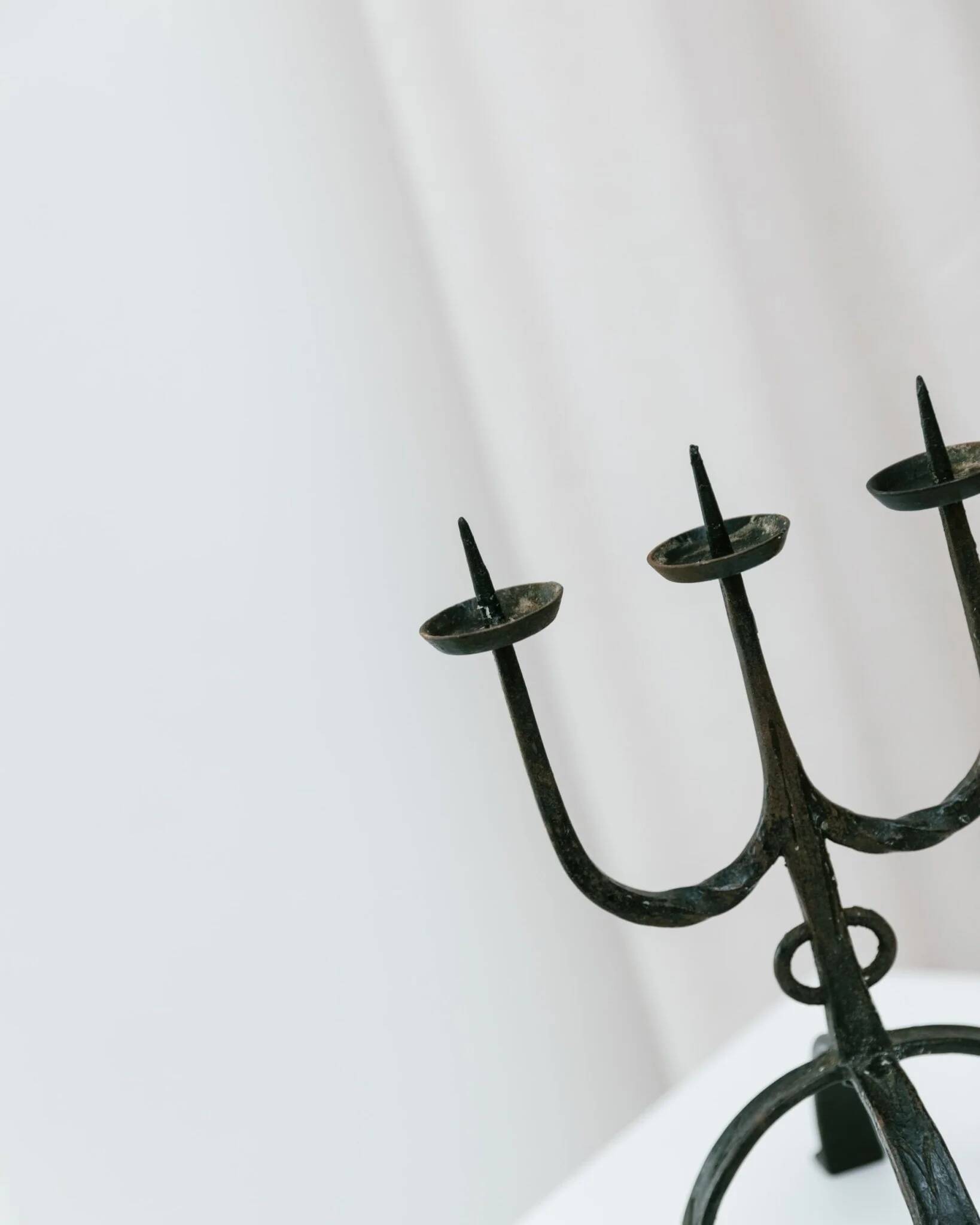 Black hand-forged iron candleholder statue with mid-century, 70s Brutalist tripod design