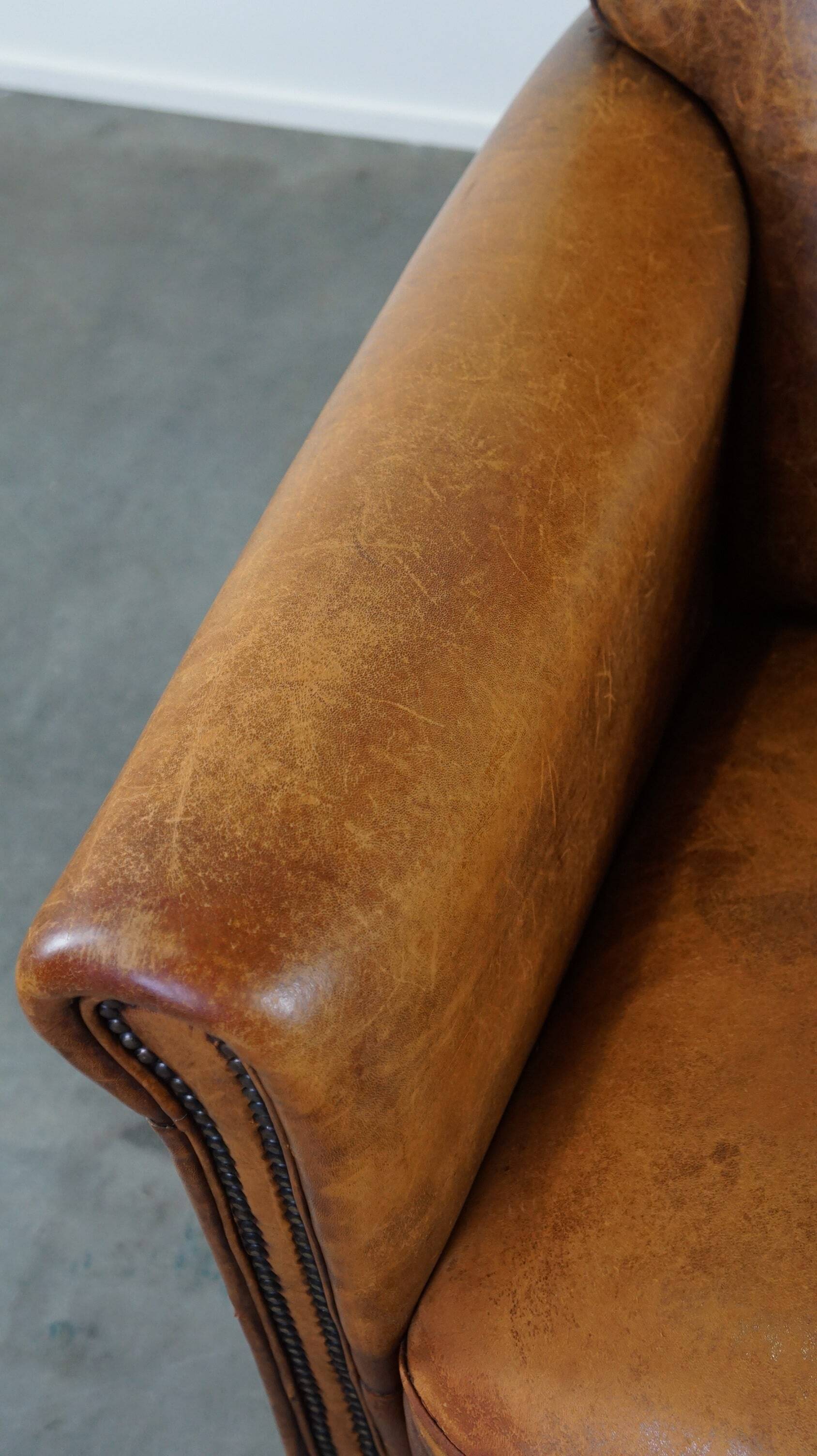 Charmant et robuste fauteuil en cuir de mouton, grand modèle