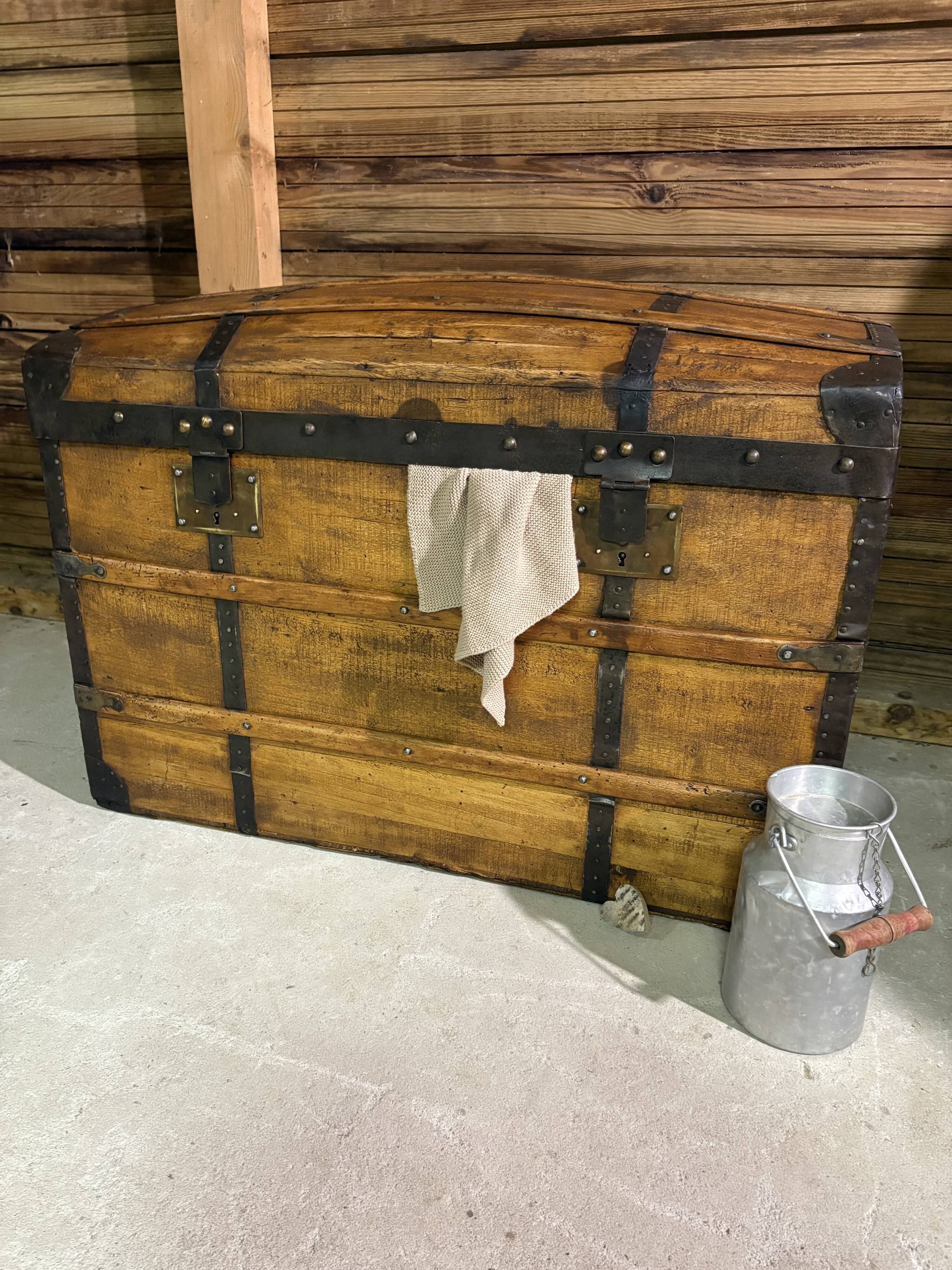 Grande malle de voyage bombée ancienne – restaurée avec soin