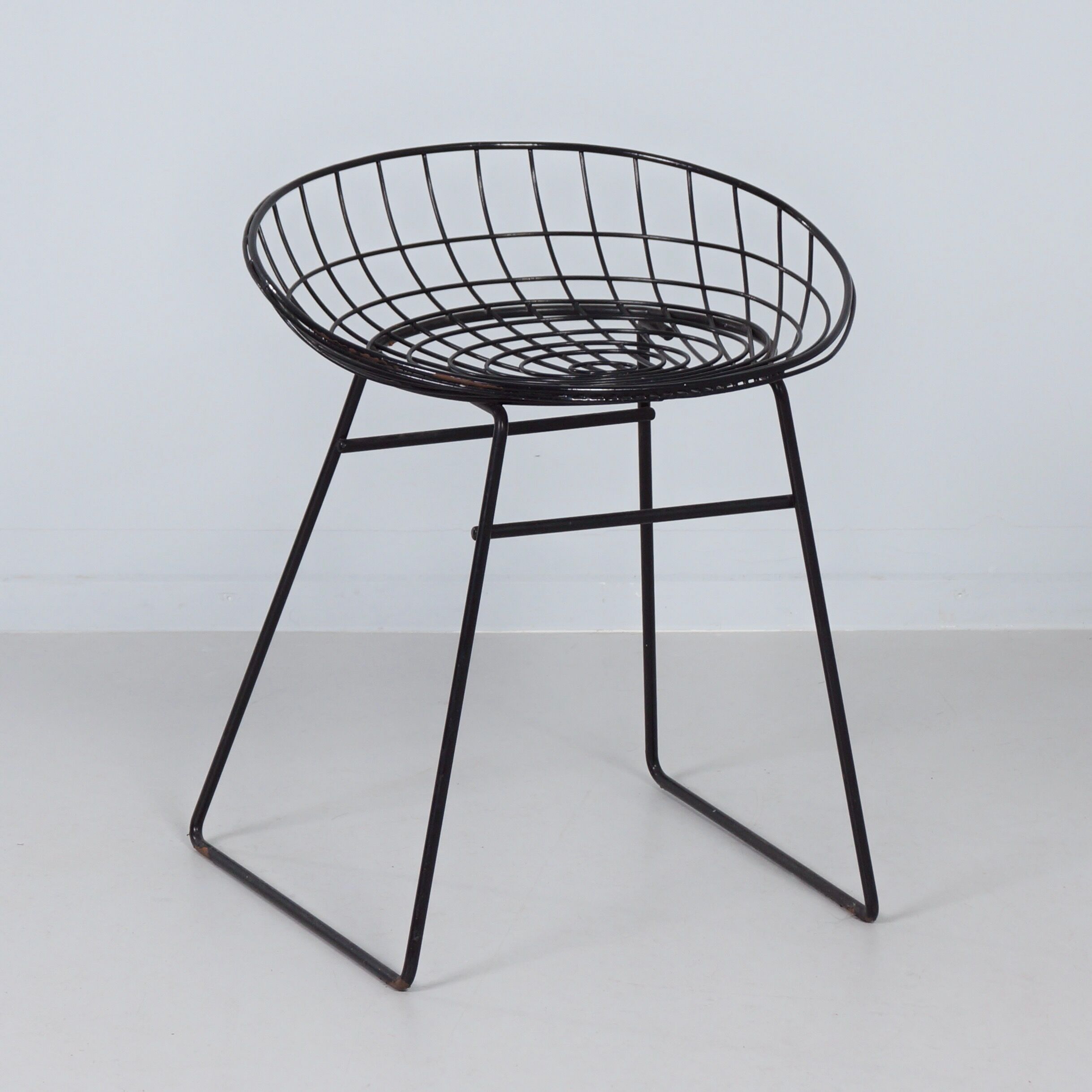Black Pastoe KM05 wire stool – Braakman & Dekker