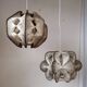 Paire de suspensions vintage en bois et pailles de rotin.