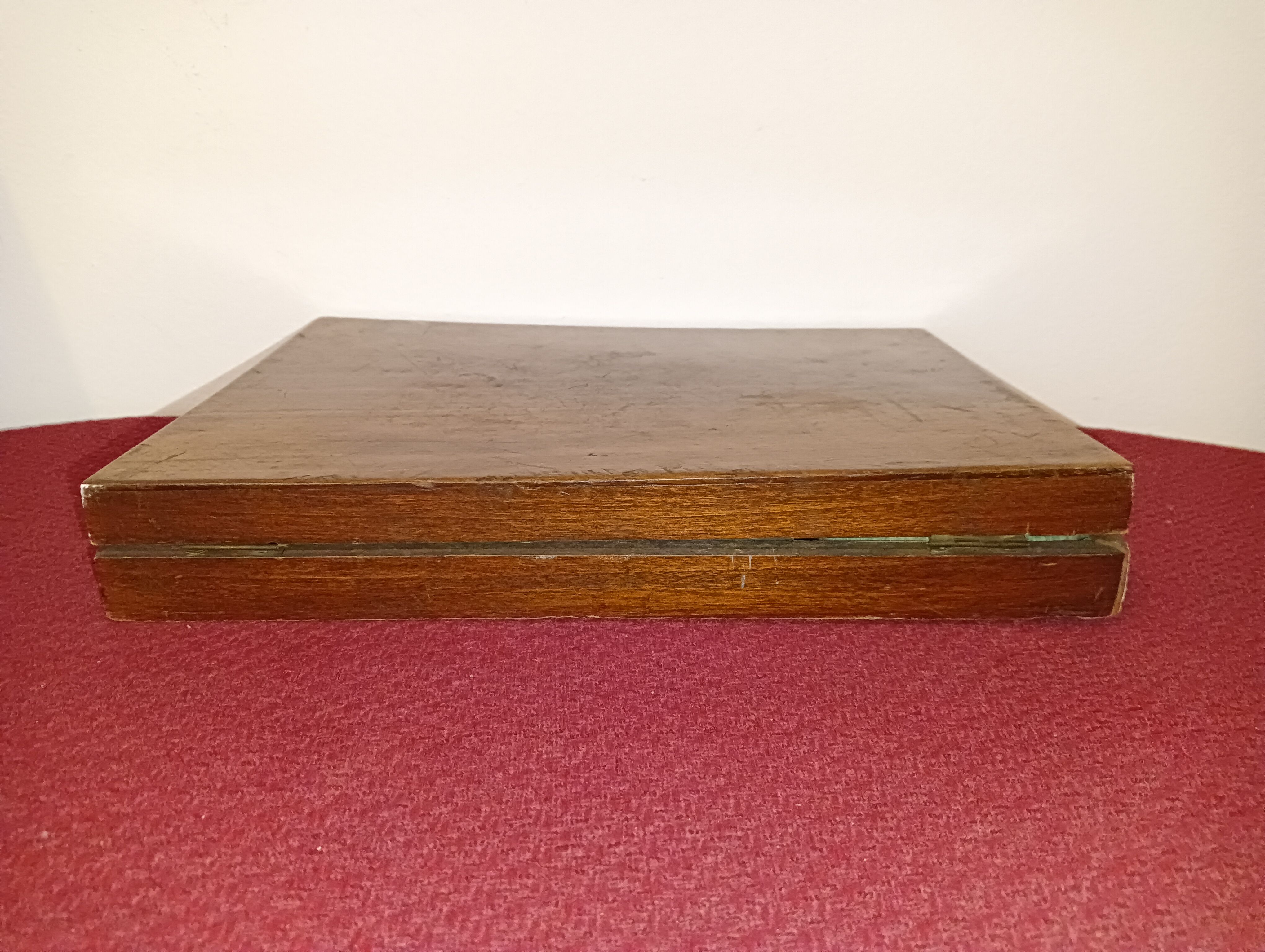Old mahogany game box with bone tokens, XIXth century