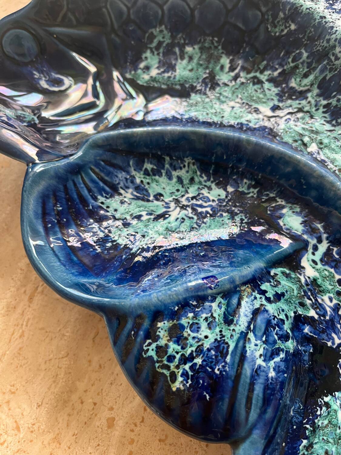 Plat en céramique en forme de poisson bleu