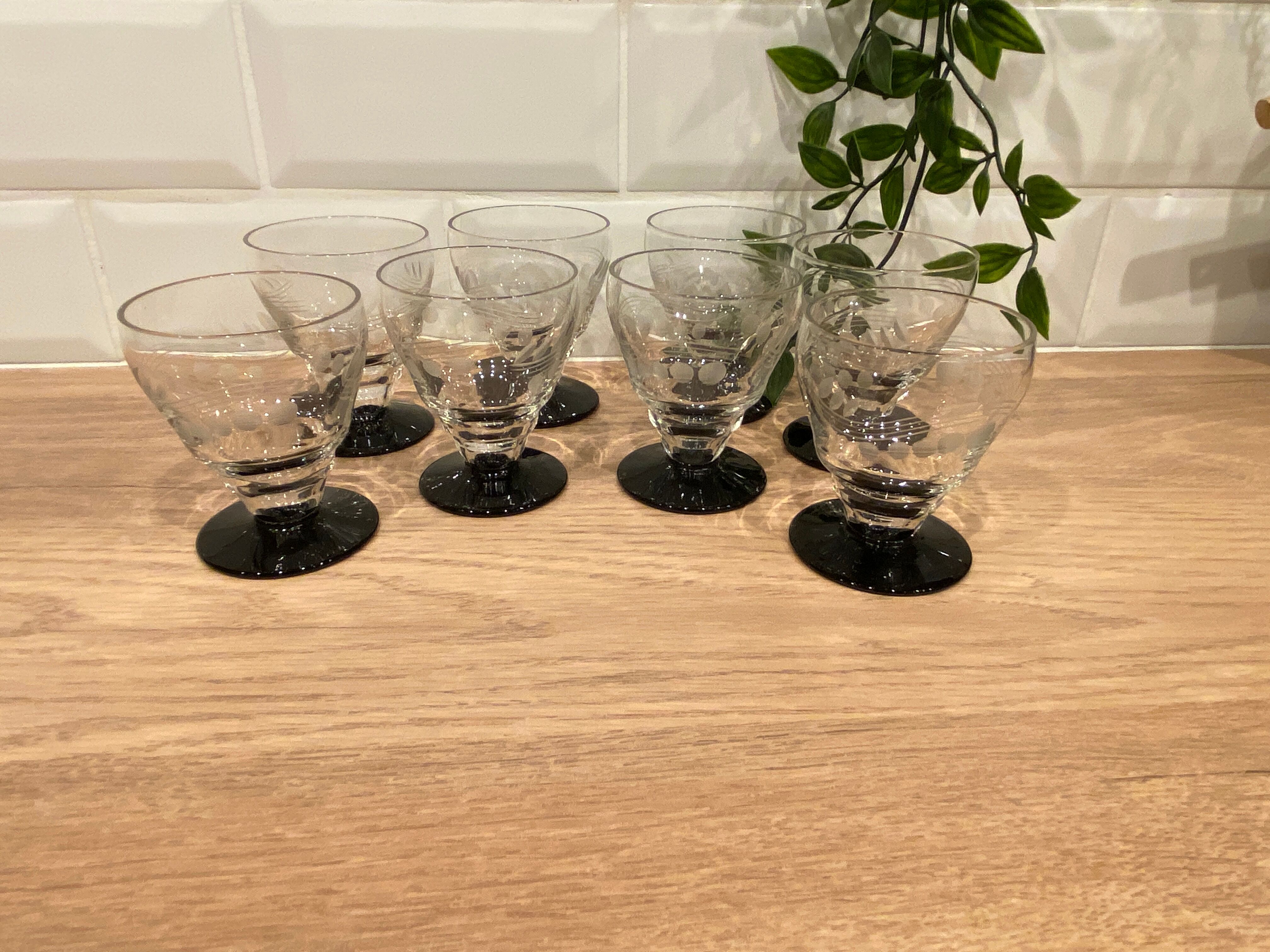 Set of 8 retro wine glasses in engraved glass