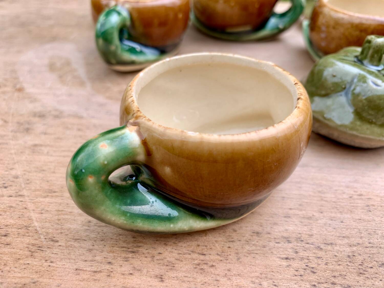 4 slip pots depicting a pepper, early 20th century