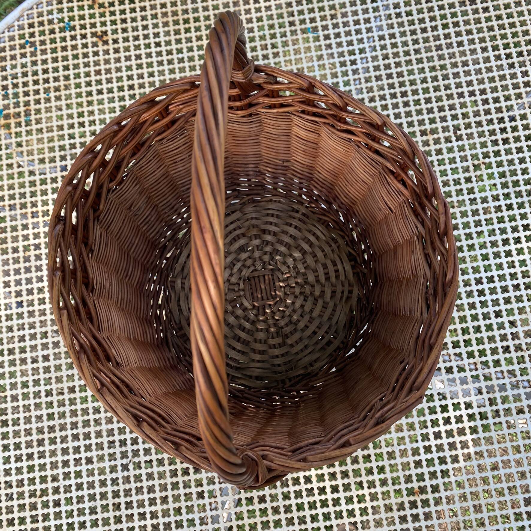Woven wicker round basket