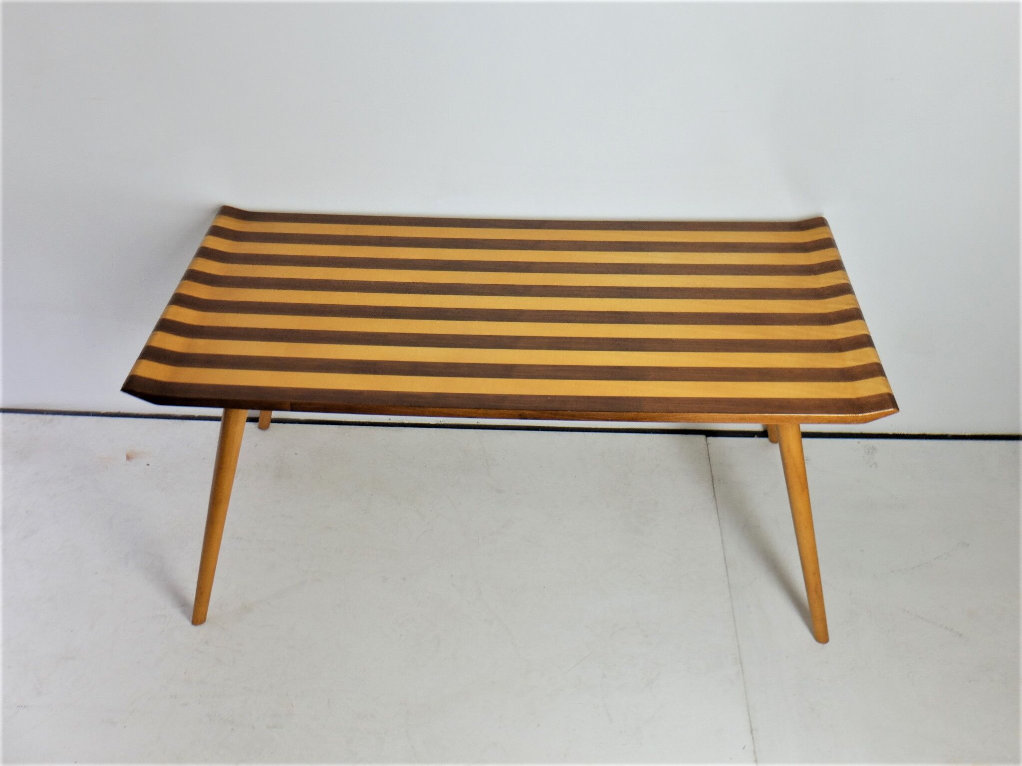 Table low Italian 1950, on the walnut and Sycamore