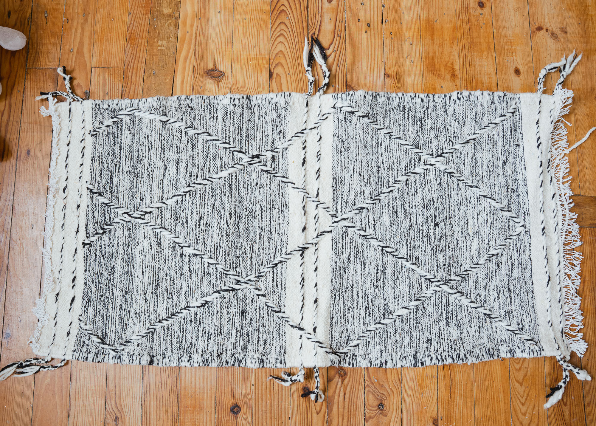 Berber carpet Zanafi - 100% black and white wool - 115 cm x 60 cm