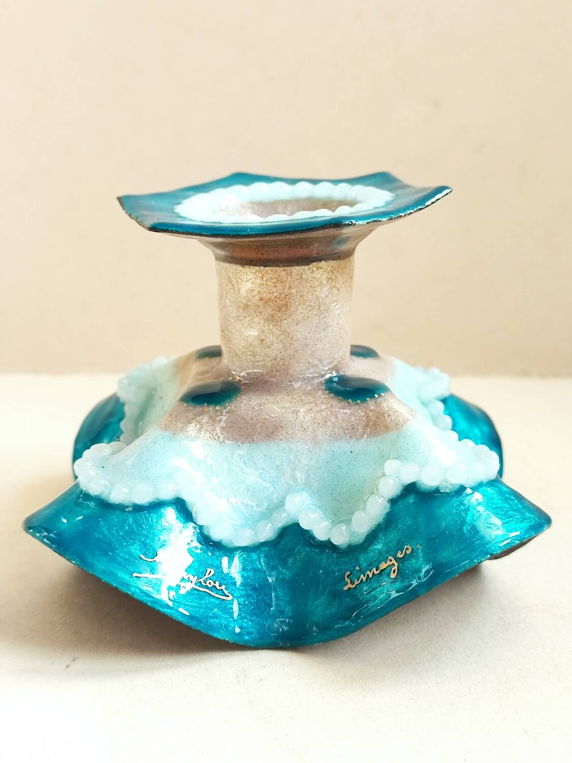 Paire de bougeoirs en cuivre émaillé de Limoges par Marylou