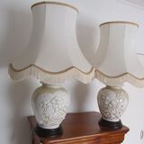 Paire de lampes en porcelaine émaillée en relief, motif asiatique