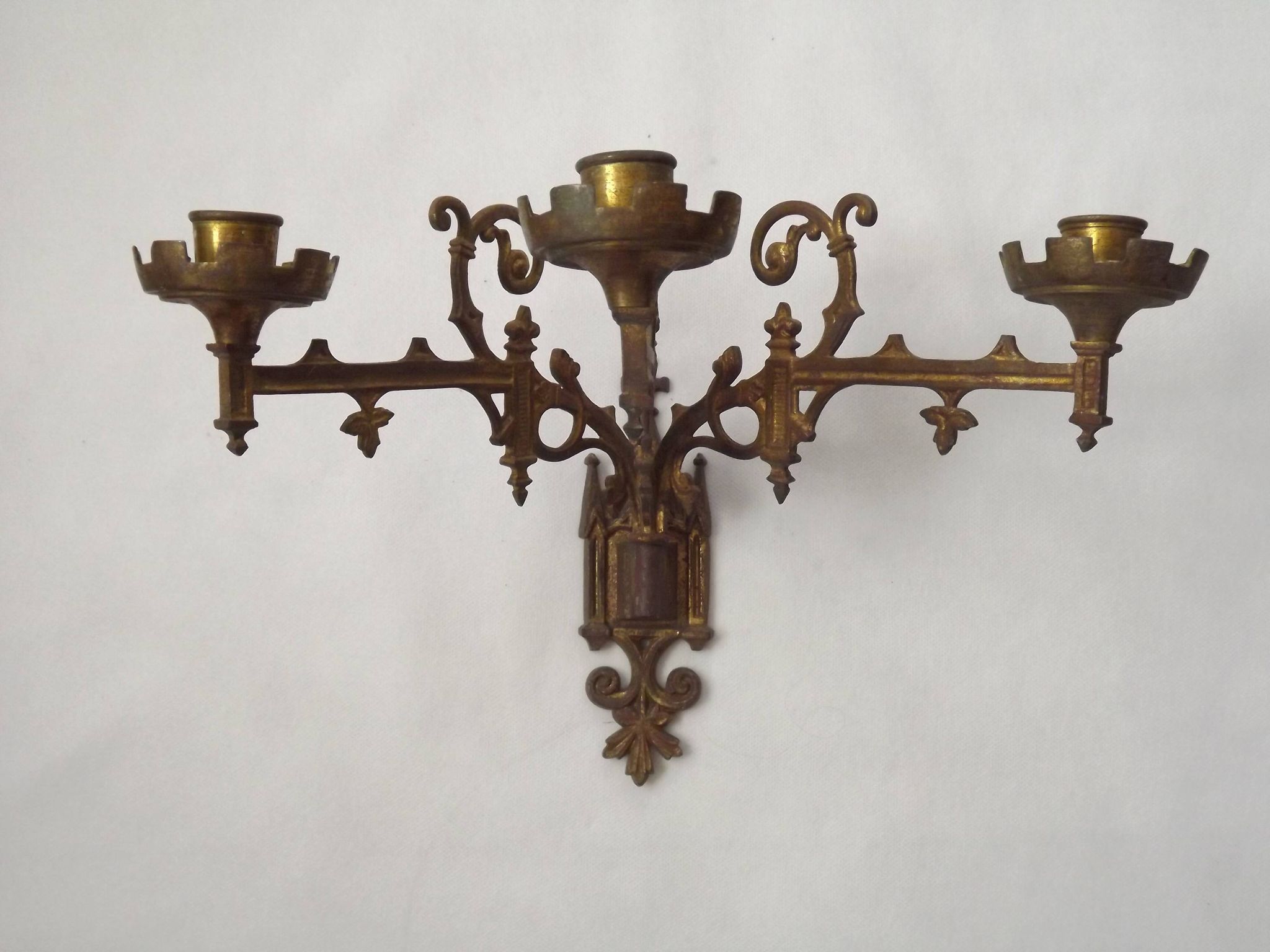 Ensemble élégant de trois appliques murales en bronze doré de style gothique français.